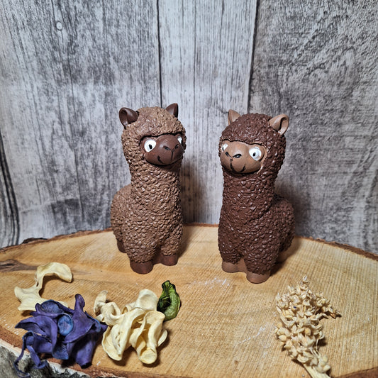 Handbemaltes Keraflott-Alpaka aus Keramik, detailreich gestaltet und individuell nach Wunsch bemalt, als dekoratives Tierfigur für den Innenraum.