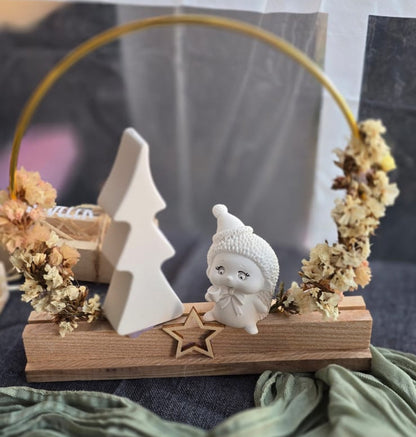 Dekoring-Aufsteller mit goldenem Metallring auf Holzsockel, handgemacht und mit Trockenblumen, weißer Tanne und kleinem Igel – weihnachtliche Tischdeko