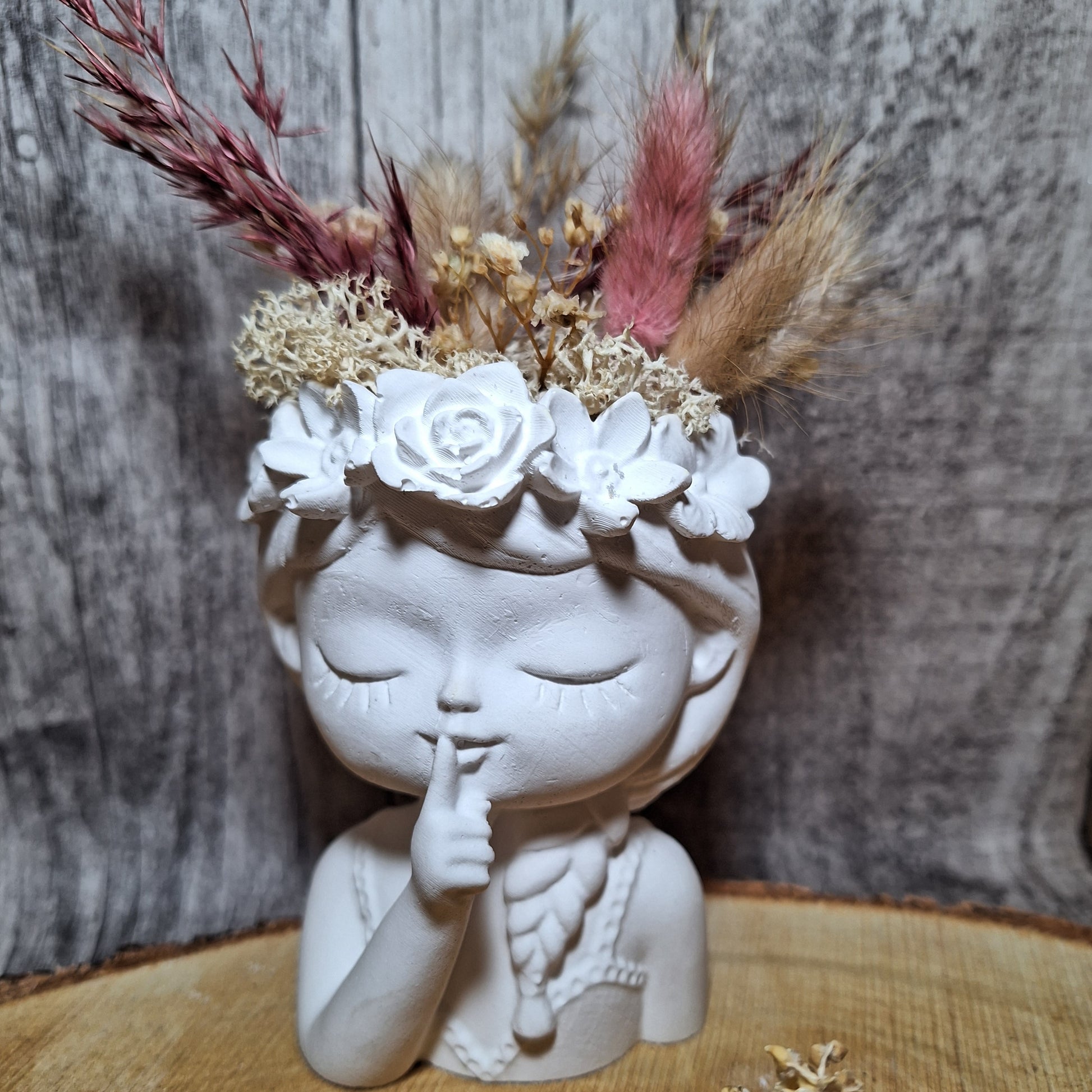 Handgegossenes Keraflott-Blumenmädchen mit stilvoller Kopföffnung für Trockenblumen, personalisiert mit Wunschfarbe, modernes Dekor für Innenräume.