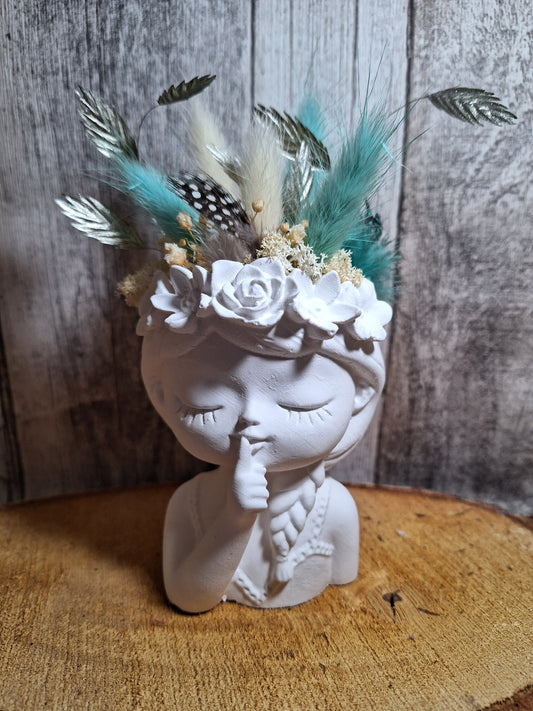 Handgegossenes Keraflott-Blumenmädchen mit stilvoller Kopföffnung für Trockenblumen, personalisiert mit Wunschfarbe, modernes Dekor für Innenräume.