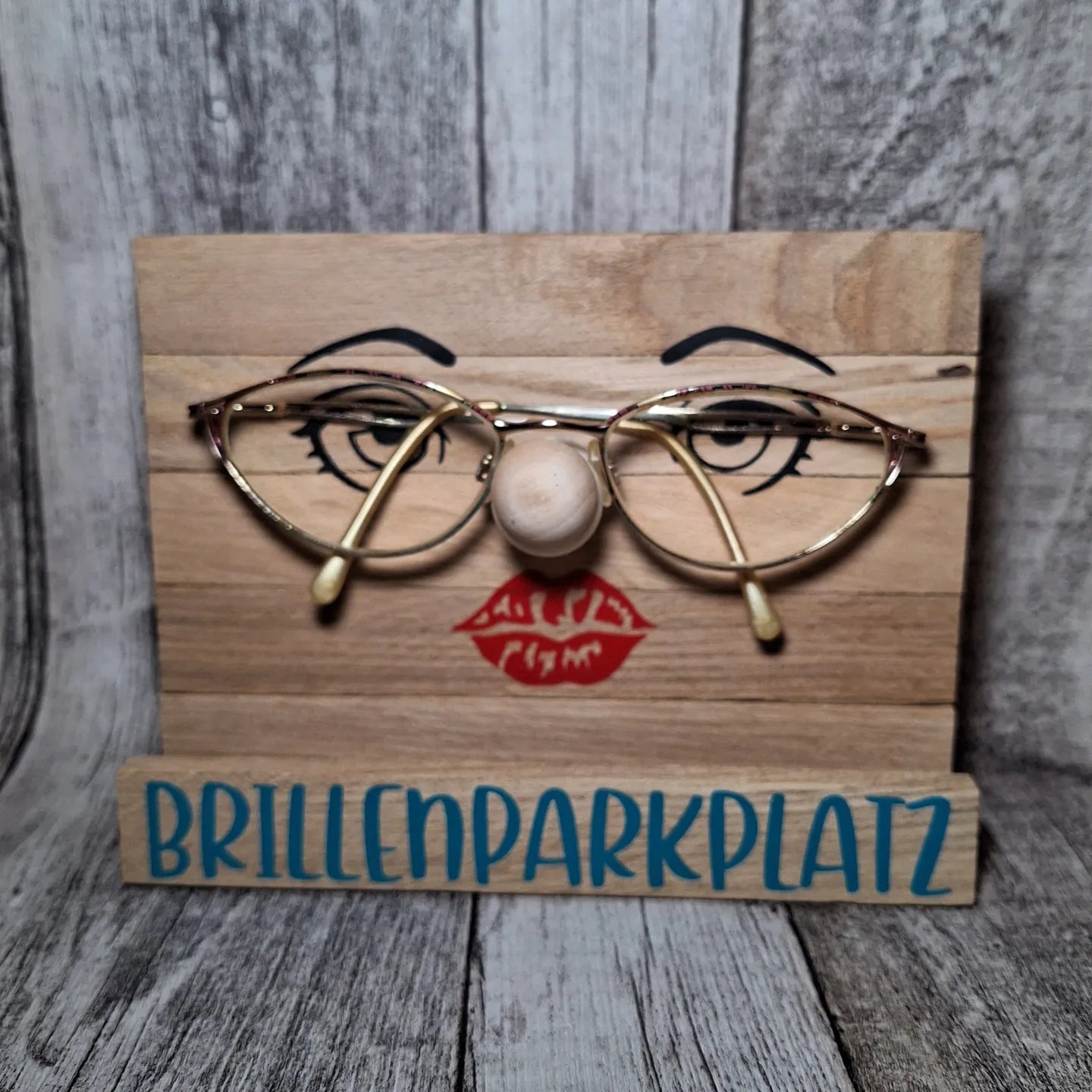 Niedlicher Holz-Brillenparkplatz mit Gesicht, ideal zur praktischen und dekorativen Aufbewahrung von Brillen.