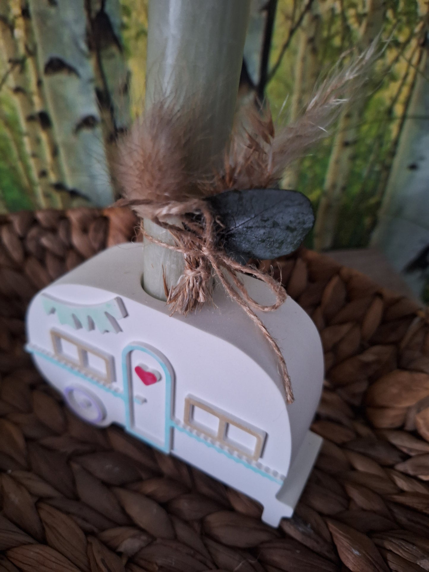 ntdecke diesen charmanten Camper aus Keraflott, liebevoll gegossen und mit zarten Pastellfarben akzentuiert. Das detailreiche Design verleiht deinem Innenraum eine verspielte und gemütliche Atmosphäre. Ob als dekoratives Highlight auf dem Tisch oder im Regal – der Camper ist mit einer vorgesehenen Öffnung versehen, in die eine Stabkerze gesteckt werden kann, um für stimmungsvolles Licht zu sorgen. Ein kleiner Trockenblumenstrauß rundet das Set ab und macht es zu einer besonderen Dekoration für dein Zuhause.