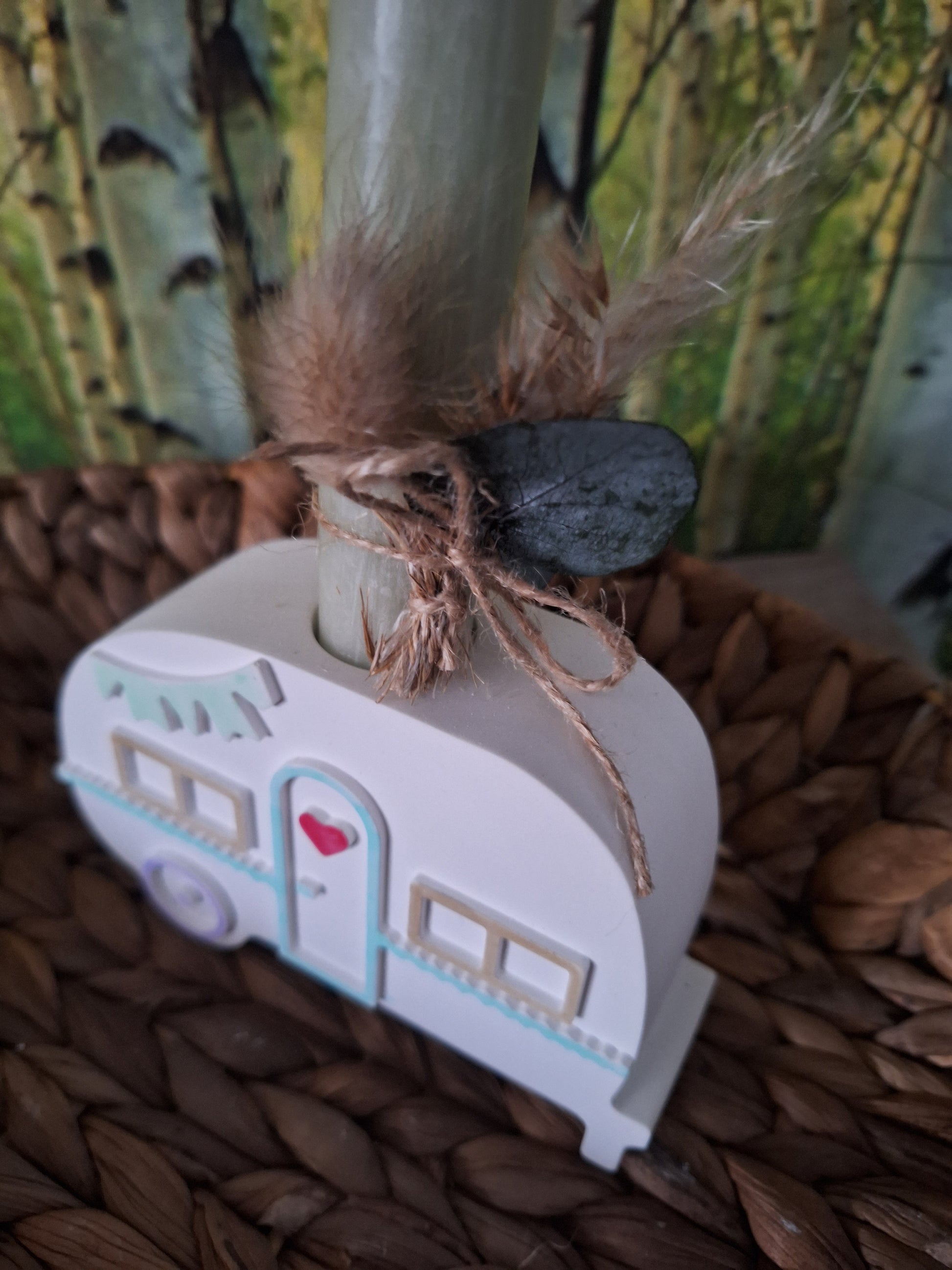 ntdecke diesen charmanten Camper aus Keraflott, liebevoll gegossen und mit zarten Pastellfarben akzentuiert. Das detailreiche Design verleiht deinem Innenraum eine verspielte und gemütliche Atmosphäre. Ob als dekoratives Highlight auf dem Tisch oder im Regal – der Camper ist mit einer vorgesehenen Öffnung versehen, in die eine Stabkerze gesteckt werden kann, um für stimmungsvolles Licht zu sorgen. Ein kleiner Trockenblumenstrauß rundet das Set ab und macht es zu einer besonderen Dekoration für dein Zuhause.