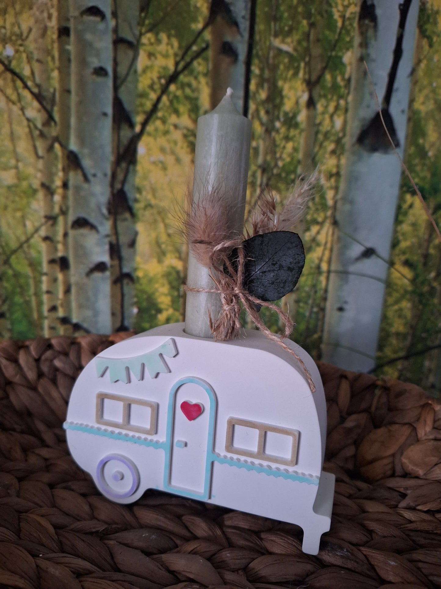 ntdecke diesen charmanten Camper aus Keraflott, liebevoll gegossen und mit zarten Pastellfarben akzentuiert. Das detailreiche Design verleiht deinem Innenraum eine verspielte und gemütliche Atmosphäre. Ob als dekoratives Highlight auf dem Tisch oder im Regal – der Camper ist mit einer vorgesehenen Öffnung versehen, in die eine Stabkerze gesteckt werden kann, um für stimmungsvolles Licht zu sorgen. Ein kleiner Trockenblumenstrauß rundet das Set ab und macht es zu einer besonderen Dekoration für dein Zuhause.