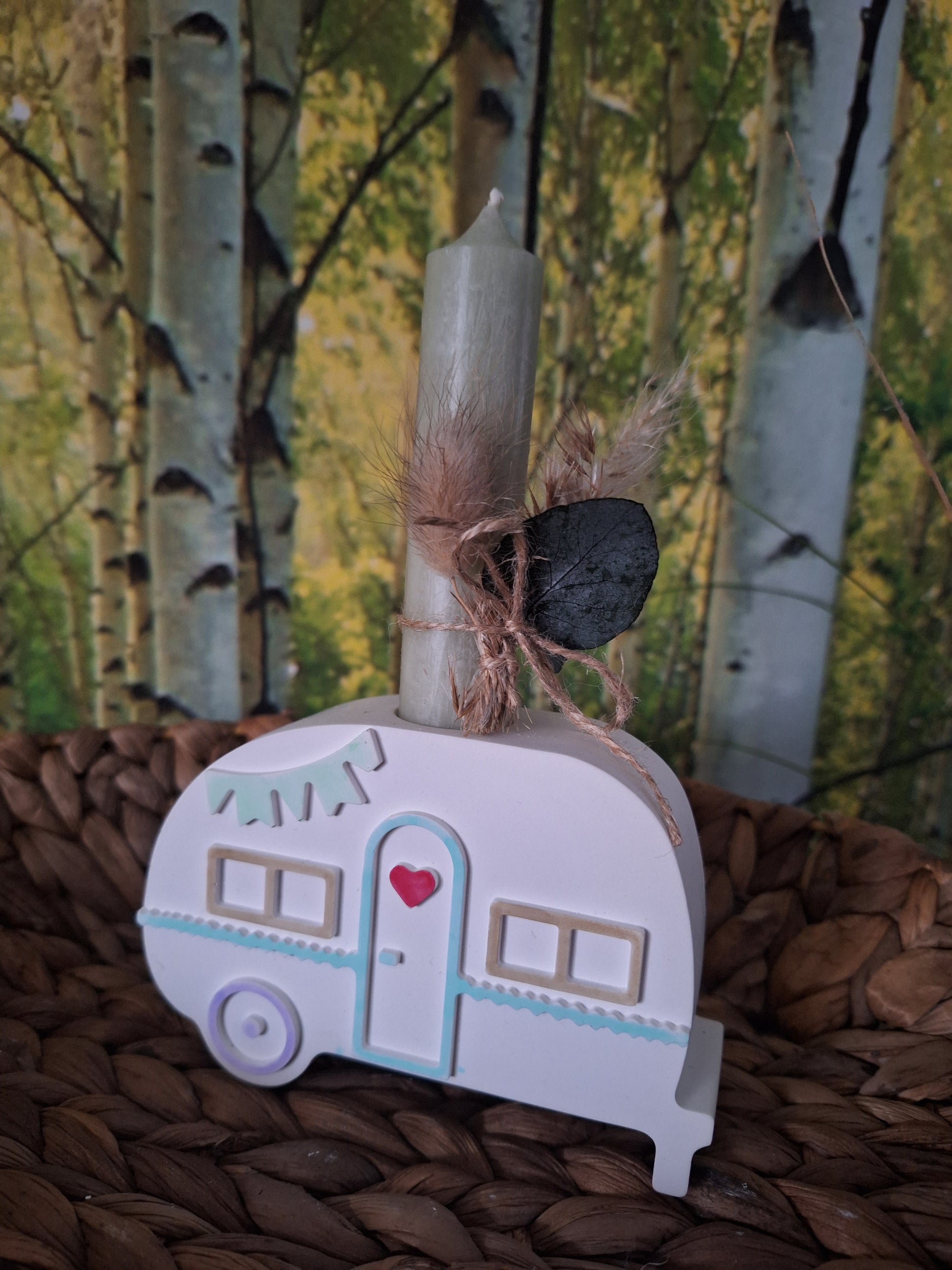 ntdecke diesen charmanten Camper aus Keraflott, liebevoll gegossen und mit zarten Pastellfarben akzentuiert. Das detailreiche Design verleiht deinem Innenraum eine verspielte und gemütliche Atmosphäre. Ob als dekoratives Highlight auf dem Tisch oder im Regal – der Camper ist mit einer vorgesehenen Öffnung versehen, in die eine Stabkerze gesteckt werden kann, um für stimmungsvolles Licht zu sorgen. Ein kleiner Trockenblumenstrauß rundet das Set ab und macht es zu einer besonderen Dekoration für dein Zuhause.