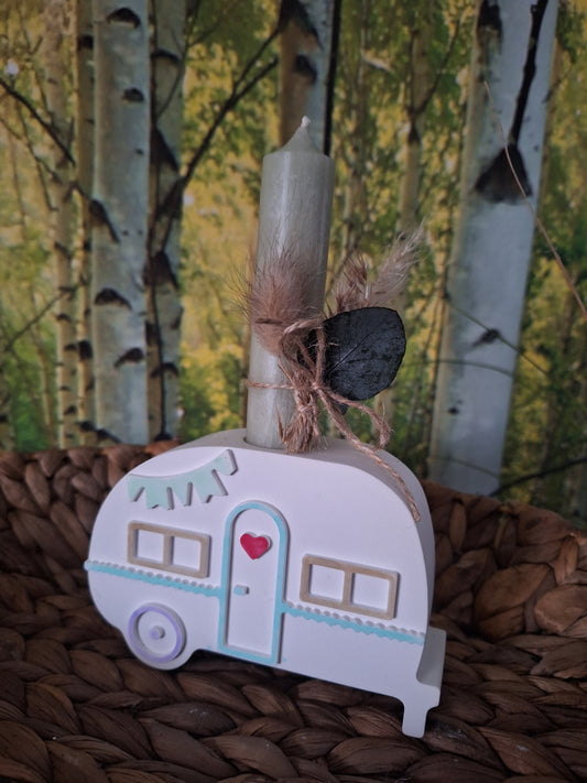 ntdecke diesen charmanten Camper aus Keraflott, liebevoll gegossen und mit zarten Pastellfarben akzentuiert. Das detailreiche Design verleiht deinem Innenraum eine verspielte und gemütliche Atmosphäre. Ob als dekoratives Highlight auf dem Tisch oder im Regal – der Camper ist mit einer vorgesehenen Öffnung versehen, in die eine Stabkerze gesteckt werden kann, um für stimmungsvolles Licht zu sorgen. Ein kleiner Trockenblumenstrauß rundet das Set ab und macht es zu einer besonderen Dekoration für dein Zuhause.