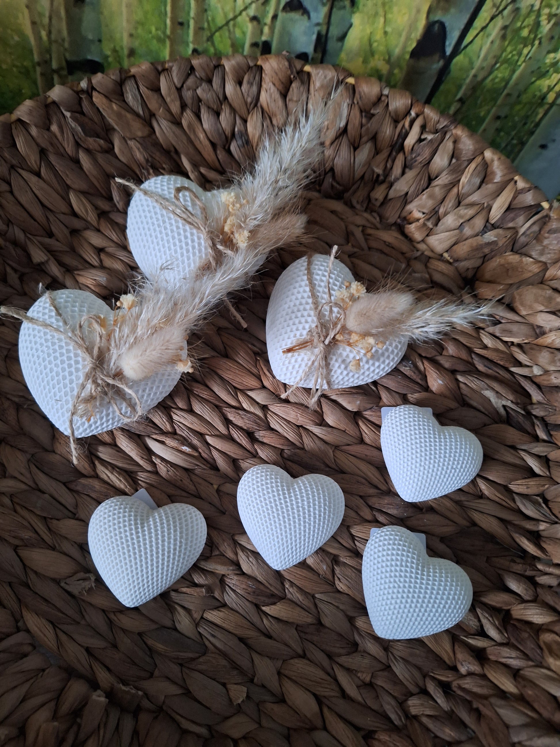 Elegantes Dekoherz in stilvollem Design, erhältlich in zwei Größen. Die große Variante kann optional mit einem Trockenblumenstrauß kombiniert werden. Perfekt als Innendekoration oder Geschenk, verleiht es jedem Raum eine romantische und elegante Atmosphäre.