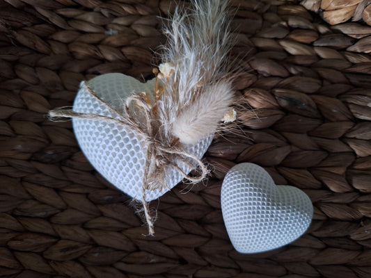 Elegantes Dekoherz in stilvollem Design, erhältlich in zwei Größen. Die große Variante kann optional mit einem Trockenblumenstrauß kombiniert werden. Perfekt als Innendekoration oder Geschenk, verleiht es jedem Raum eine romantische und elegante Atmosphäre.