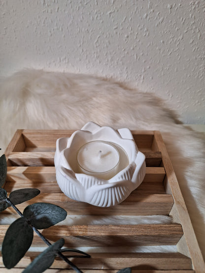 Ein aus Keraflott gegossener  weißer Teelichhalter in Form einer Lotusblüte 