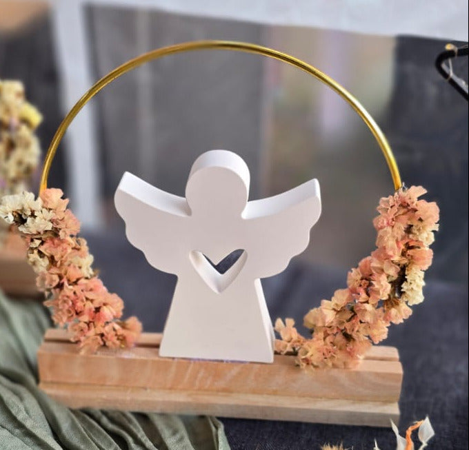 Dekoring-Aufsteller mit goldenem Metallring auf Holzsockel, handgemacht und mit Trockenblumen, weißen Engel – ganzjährige Deko
