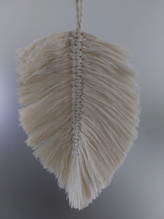 Handgemachte Feder aus Makrameegarn – Dekorative Wanddekoration im Boho-Stil