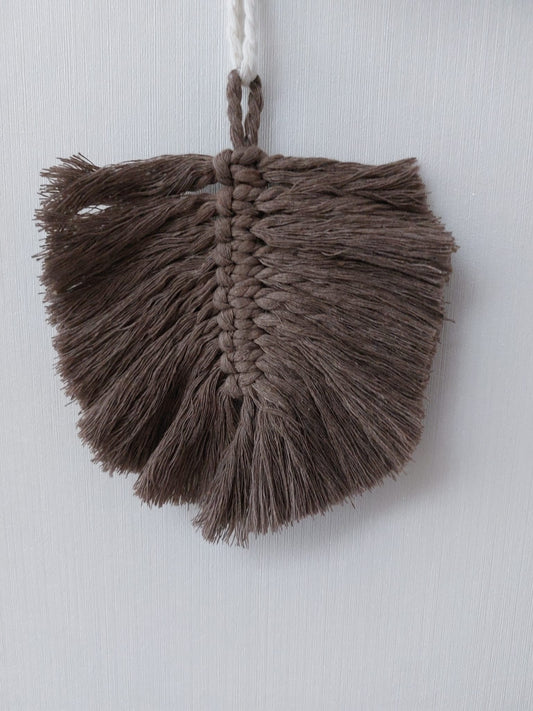 Handgemachte Feder aus Makrameegarn – Dekorative Wanddekoration im Boho-Stil