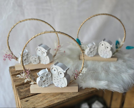 Bogen und Gestell aus Holz. Dekoriert mit Eulen und Trockenblumen. Um dden Bogen und in den Hohlkörper der Eulen ist eine Lichterkette und sorgt für Indirektes Licht in den Eulen und direktes am Bogen. Links und rechts am Bogen ist je ein kleines Trockenblumensträußchen in rosa und weiß. Die Farbe ist veränderbar.