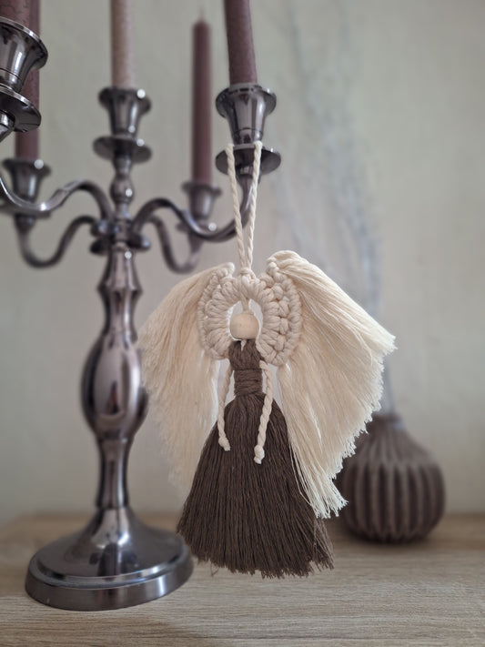 Handgemachter Makramee Engel zum Hängen, dekorativ im Boho-Stil, aus hochwertigem Makrameegarn, ideal für Wand, Fenster oder Tür, bringt eine friedliche und spirituelle Atmosphäre in den Raum. Die Flügel sind in beige und der Körper in dunkelbraun. Der Kopf ist aus einer Holzkugel.