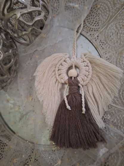 Handgemachter Makramee Engel zum Hängen, dekorativ im Boho-Stil, aus hochwertigem Makrameegarn, ideal für Wand, Fenster oder Tür, bringt eine friedliche und spirituelle Atmosphäre in den Raum. Die Flügel sind in beige und der Körper in dunkelbraun. Der Kopf ist aus einer Holzkugel.