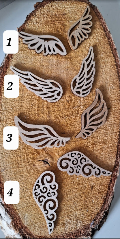 Gezeigt sind die vier verschiedenen Muster der Flügel
1= schlicht mit angedeuteten Federenden, innen Tropfenmuster, locker nach oben zeigend
2= spitz nach oben Zeigend innen kantige Muster
3=dickerer Rahmen nach oben zeigend, schlicht, innen längliches Muster
4=elegant nach unten hängend, innen schneckenartige Muster
