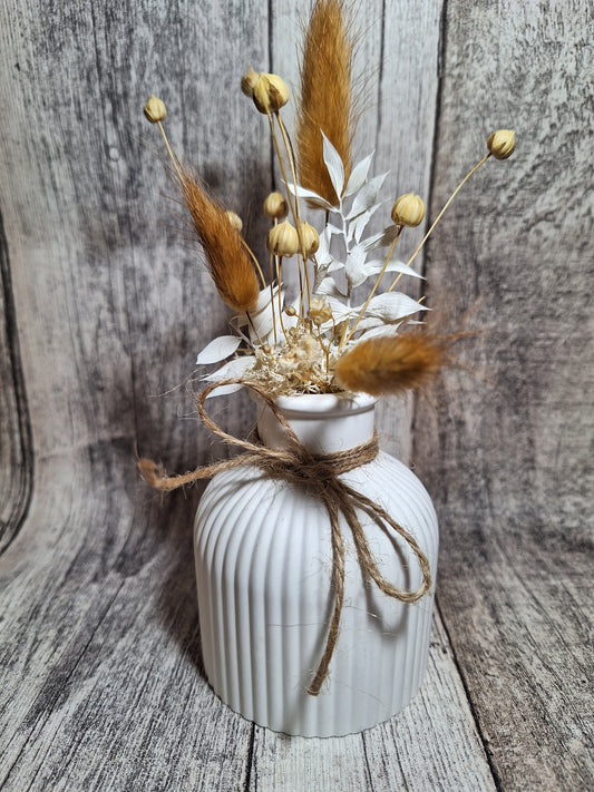 Keraflott-Vase mit Rillenmuster, geeignet für Trockenblumen in Wunschfarbe, ideal für die Innenraumdekoration, handgegossen und nur für Trockenblumen geeignet.