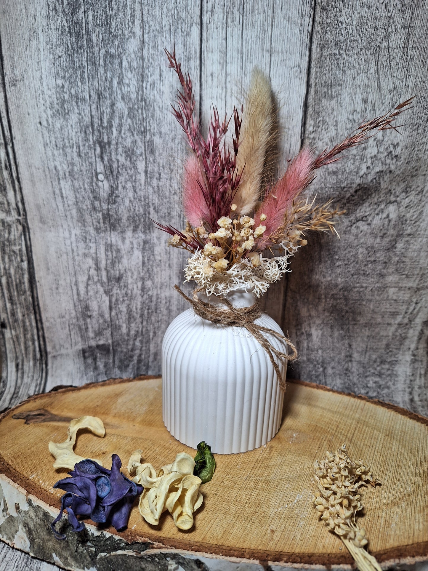 Keraflott-Vase mit Rillenmuster, geeignet für Trockenblumen in Wunschfarbe, ideal für die Innenraumdekoration, handgegossen und nur für Trockenblumen geeignet.