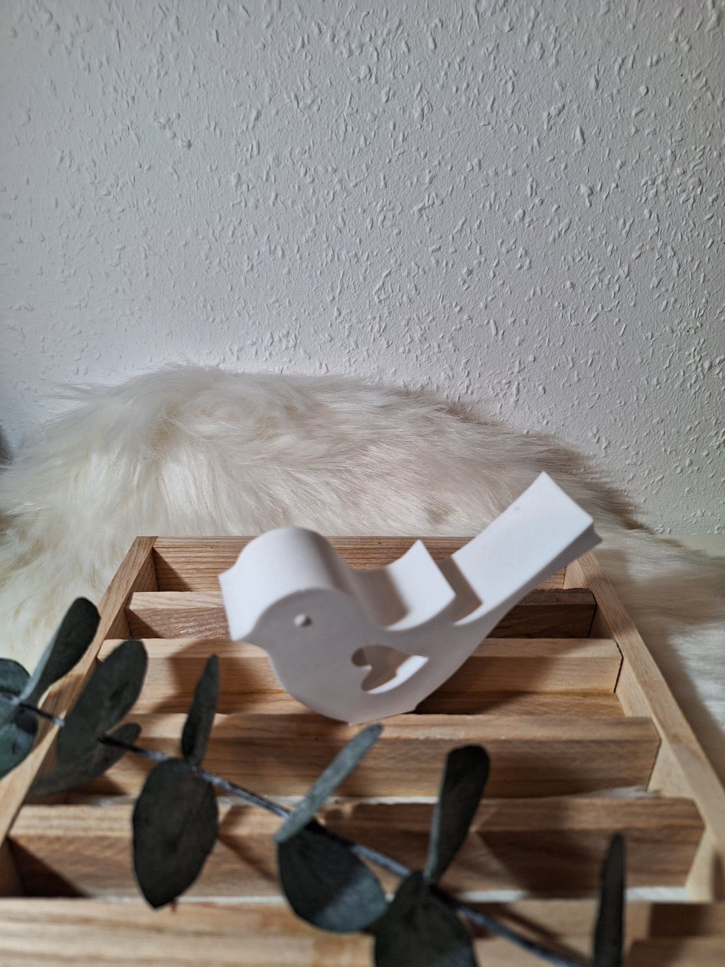 Ein eleganter und schlichter weißer Vogel, der aus Keraflott gefertigt ist.
