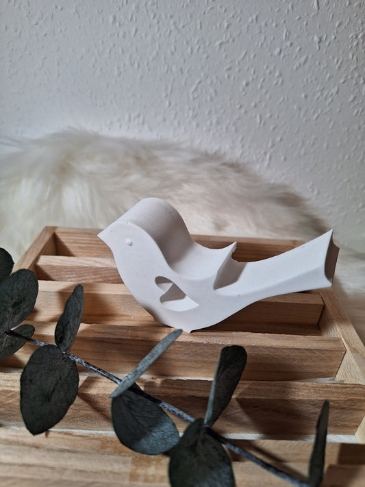Ein eleganter und schlichter weißer Vogel, der aus Keraflott gefertigt ist.