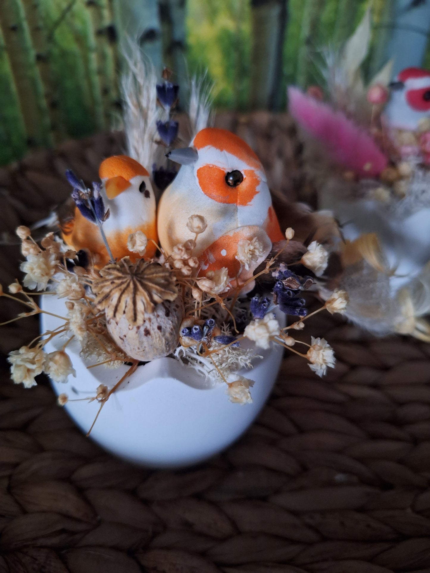Dekoratives Set bestehend aus einer Eierschale in Eiform aus Keraflott, einem charmanten Dekovogel und zarten Trockenblumen in verschiedenen Farbthemen, ideal für die sommerliche Raumdekoration. Jedes Stück ist ein Unikat und kann individuell angepasst werden.