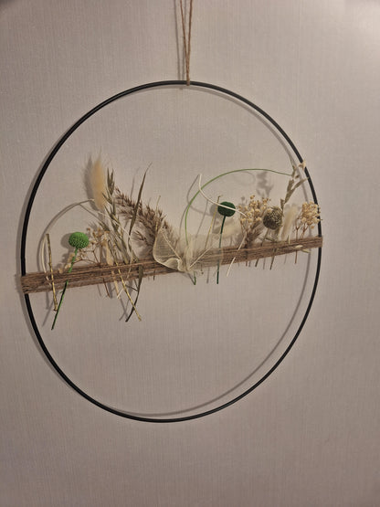 Dekorative Metallring-Arrangierung mit bunten Trockenblumen, befestigt an einem Juteband, ideal als moderne Wand- oder Fenstergestaltung für frische Akzente im Zuhause.