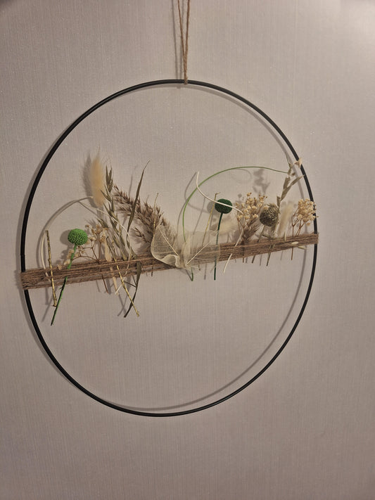 Dekorative Metallring-Arrangierung mit bunten Trockenblumen, befestigt an einem Juteband, ideal als moderne Wand- oder Fenstergestaltung für frische Akzente im Zuhause.