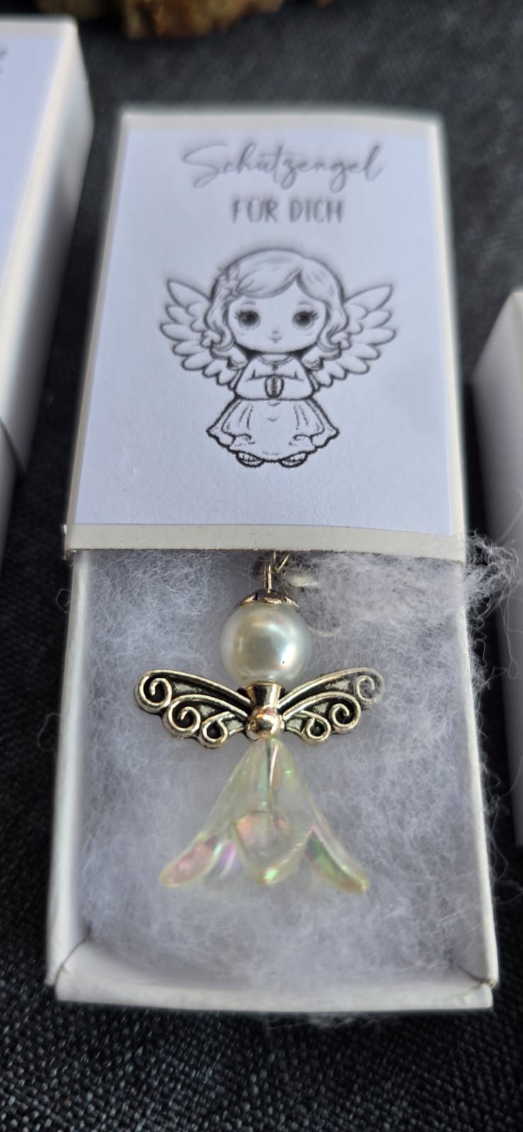 Kleiner Schutzengel Anhänger aus Perlen – Glücksbringer Geschenkbox
