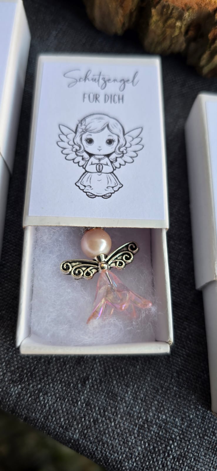 Kleiner Schutzengel Anhänger aus Perlen – Glücksbringer Geschenkbox