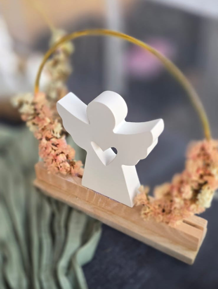 Dekoring-Aufsteller mit goldenem Metallring auf Holzsockel, handgemacht und mit Trockenblumen, weißen Engel – ganzjährige Deko